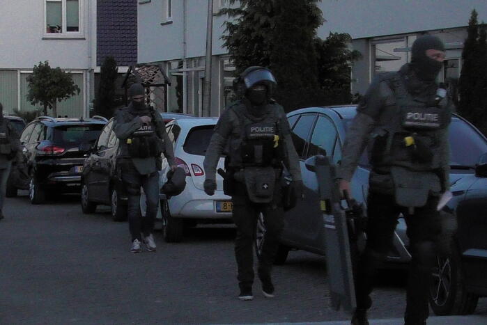 Arrestatieteam doet inval in woning