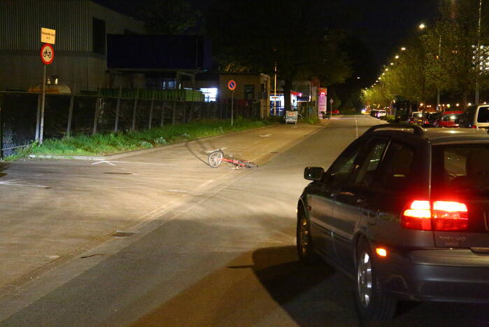Overstekende fietser geschept door auto