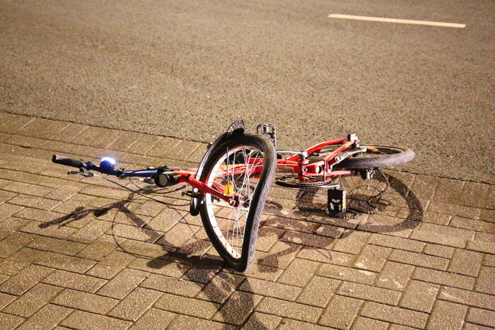 Overstekende fietser geschept door auto