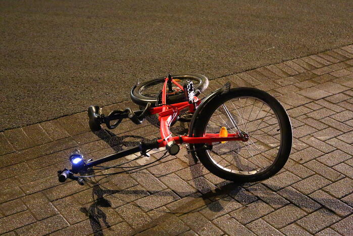 Overstekende fietser geschept door auto