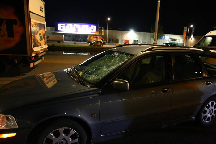 Overstekende fietser geschept door auto