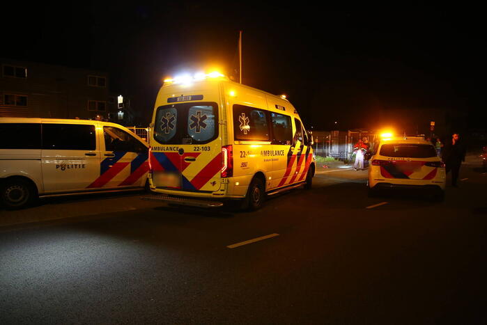 Overstekende fietser geschept door auto