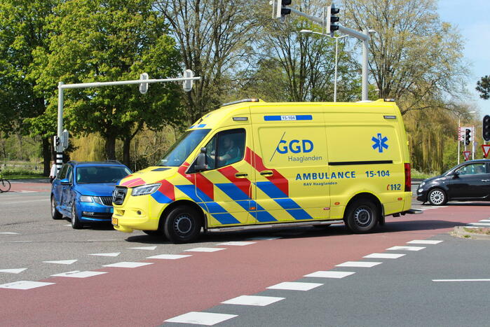 Taxi en personenwagen botsen op kruising