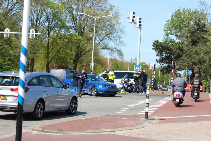Taxi en personenwagen botsen op kruising