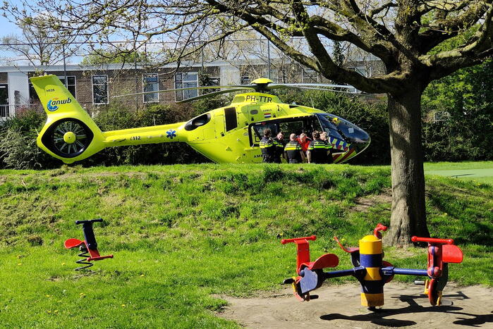 Persoon valt van steiger en raakt gewond