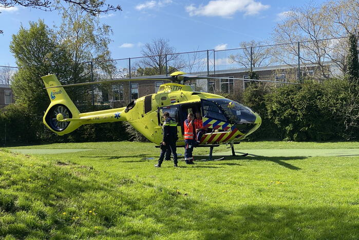 Persoon valt van steiger en raakt gewond