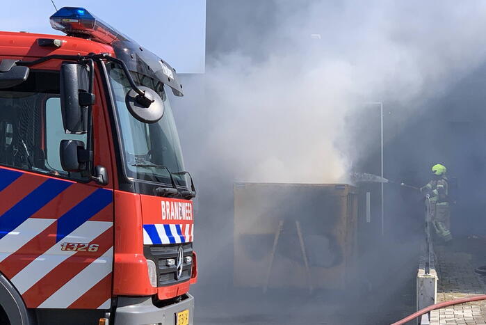 Flinke rookontwikkeling bij brand in haakarm container