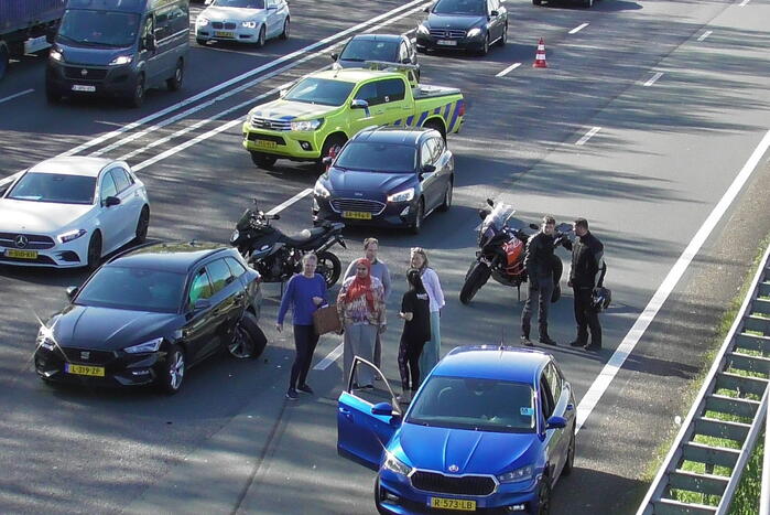 Flinke file op snelweg door verkeersongeval