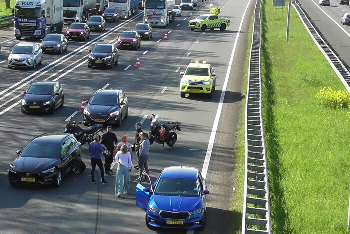 Flinke file op snelweg door verkeersongeval