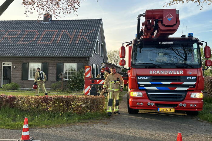 Brandweer veegt schoorsteen na brand