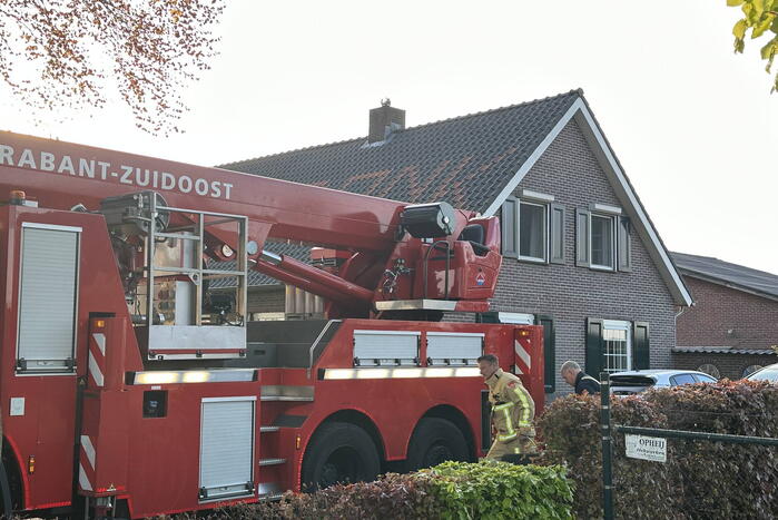 Brandweer veegt schoorsteen na brand