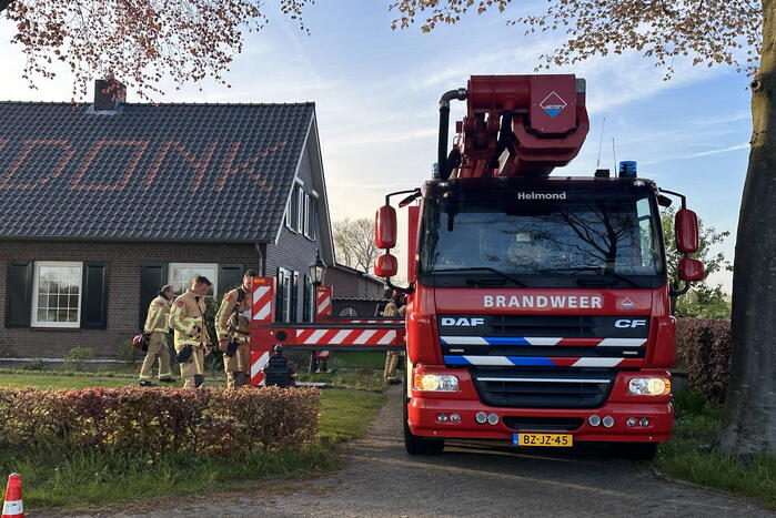 Brandweer veegt schoorsteen na brand