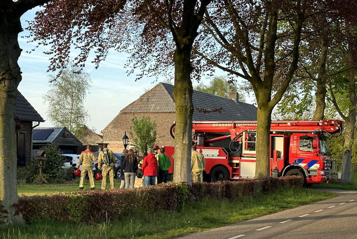 Brandweer veegt schoorsteen na brand