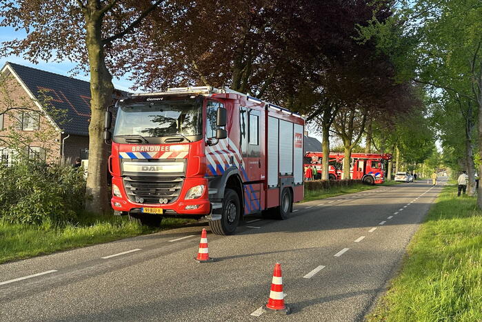 Brandweer veegt schoorsteen na brand
