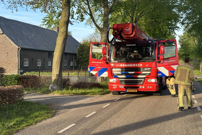 Brandweer veegt schoorsteen na brand