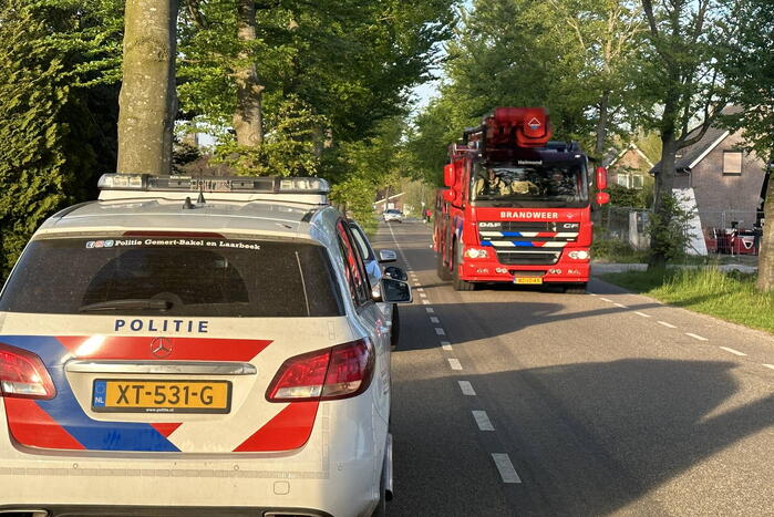 Brandweer veegt schoorsteen na brand