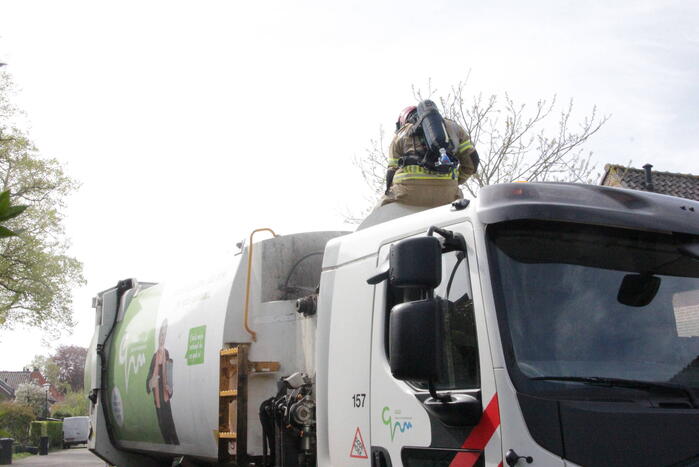 Laadruimte vuilniswagen vat vlam