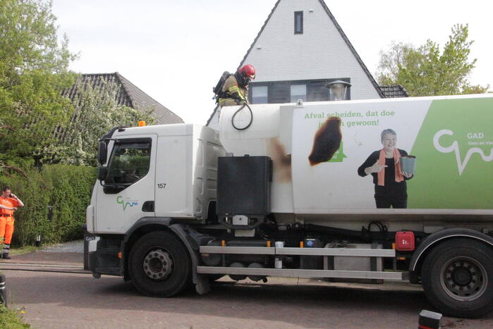 Laadruimte vuilniswagen vat vlam