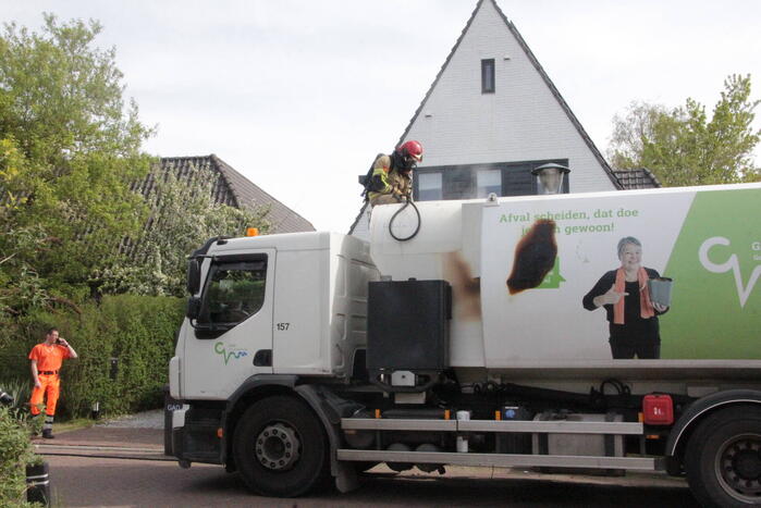 Laadruimte vuilniswagen vat vlam