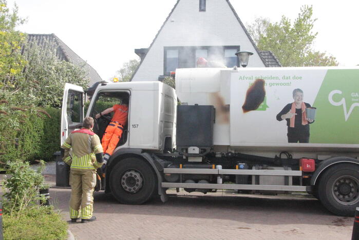 Laadruimte vuilniswagen vat vlam