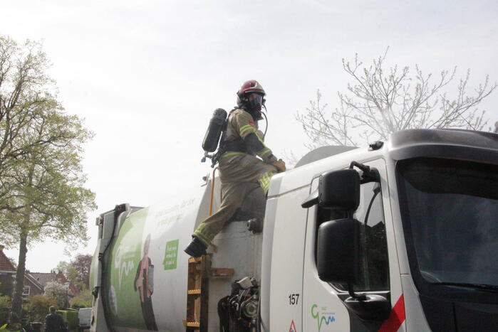 Laadruimte vuilniswagen vat vlam