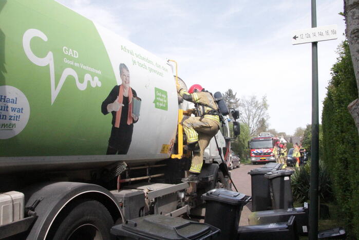 Laadruimte vuilniswagen vat vlam