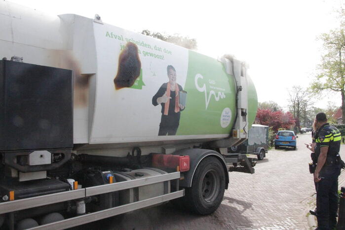 Laadruimte vuilniswagen vat vlam