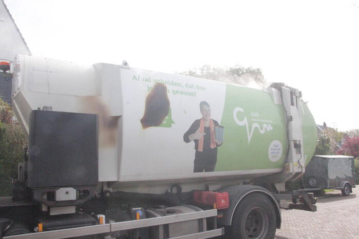 Laadruimte vuilniswagen vat vlam