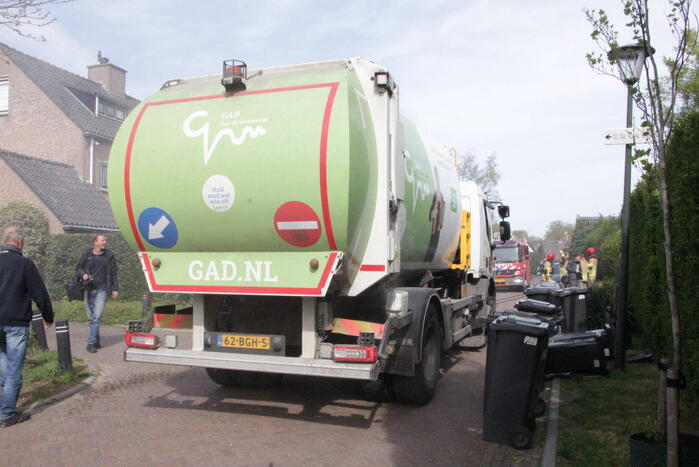 Laadruimte vuilniswagen vat vlam