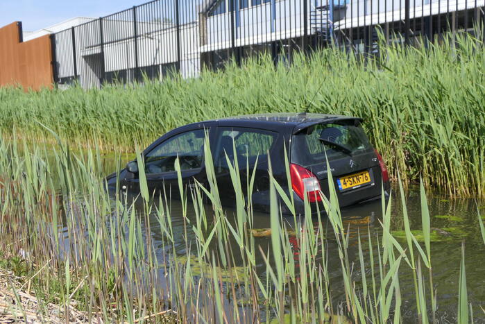 Geparkeerde auto niet op handrem gezet en rolt sloot in