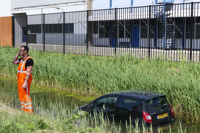 Geparkeerde auto niet op handrem gezet en rolt sloot in