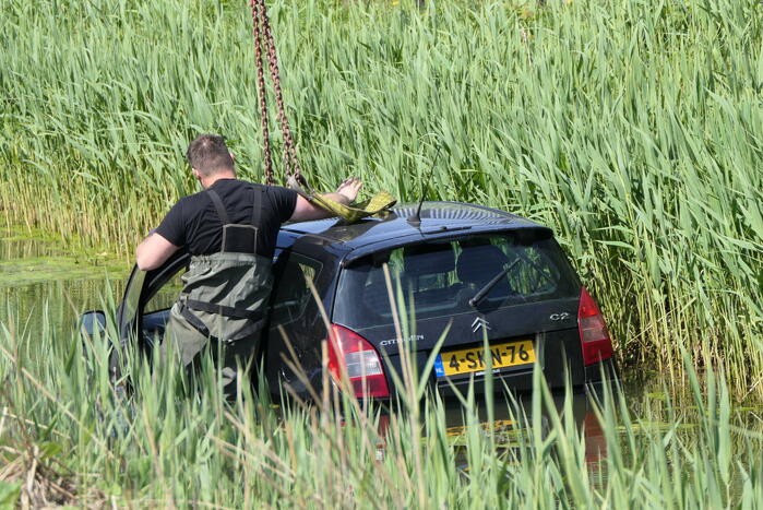 Geparkeerde auto niet op handrem gezet en rolt sloot in