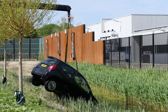 Geparkeerde auto niet op handrem gezet en rolt sloot in