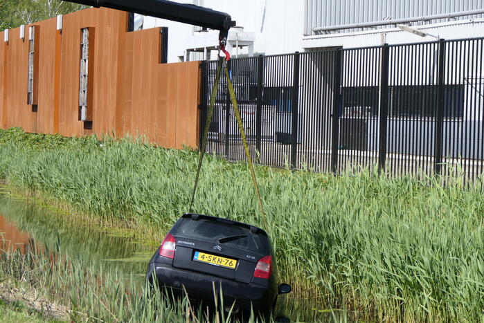 Geparkeerde auto niet op handrem gezet en rolt sloot in