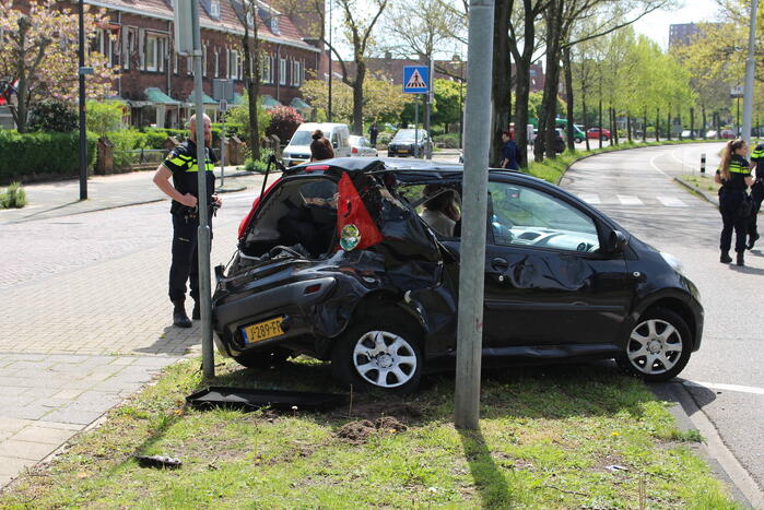 Lijnbus 400 botst op personenauto