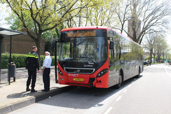 Lijnbus 400 botst op personenauto