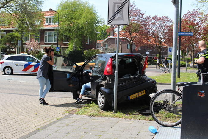 Lijnbus 400 botst op personenauto