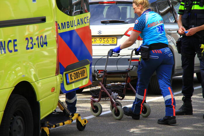 Vrouw met rollator komt hard ten val