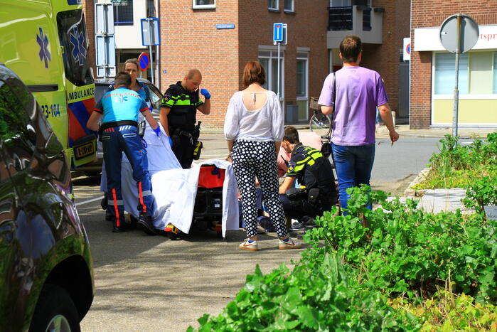 Vrouw met rollator komt hard ten val