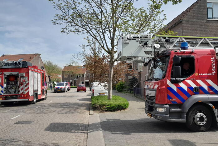 Meisje van dakgoot gered