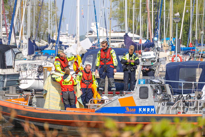 Twee personen gered uit Gooimeer nadat zeilboot omslaat
