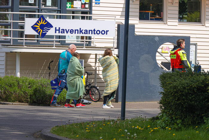 Twee personen gered uit Gooimeer nadat zeilboot omslaat