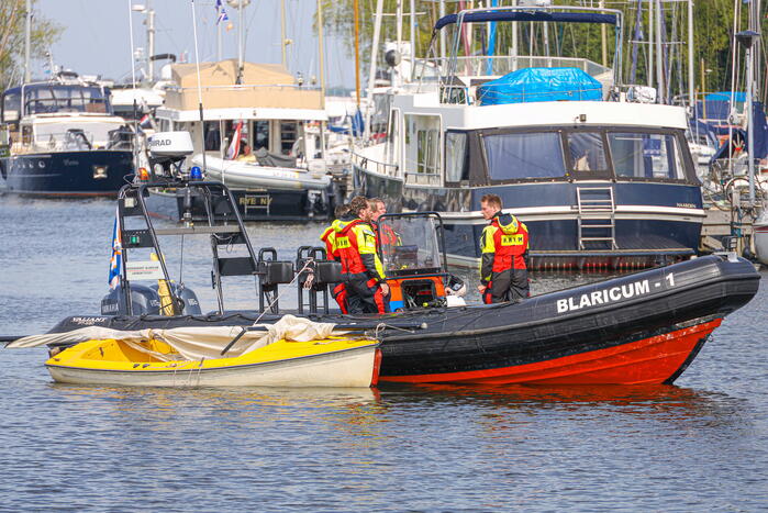 Twee personen gered uit Gooimeer nadat zeilboot omslaat