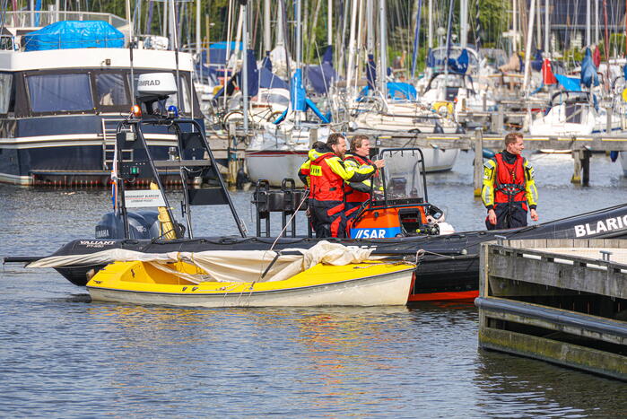 Twee personen gered uit Gooimeer nadat zeilboot omslaat
