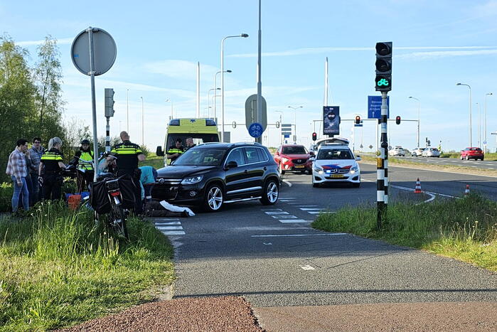 Overstekende fietser geschept door auto