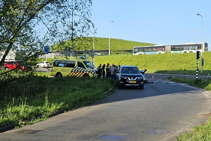Overstekende fietser geschept door auto