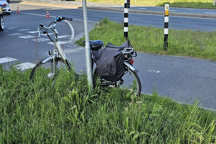 Overstekende fietser geschept door auto