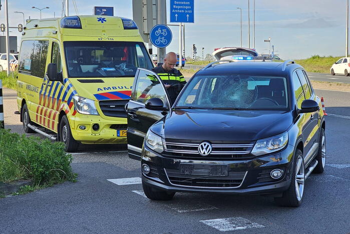 Overstekende fietser geschept door auto