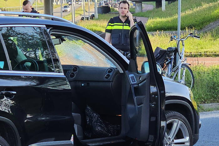 Overstekende fietser geschept door auto