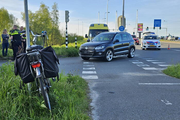 Overstekende fietser geschept door auto